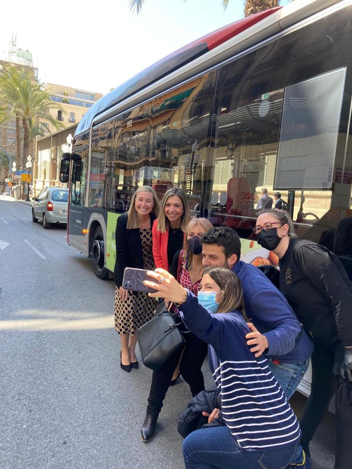 Campaña del centenario del Mercado Central en los autobuses