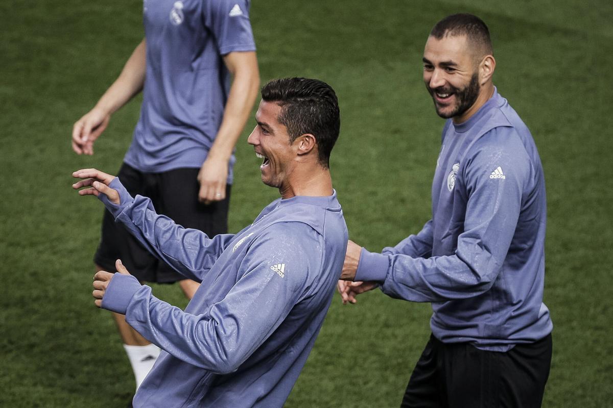 GRA088. MADRID, 13/09/2016.- Los jugadores del Real Madrid Cristiano Ronaldo (i) y Karim Benzema, durante el entrenamiento que el equipo ha realizado hoy en Valdebebas de cara al primer partido de la fase de grupos de la Liga de Campeones ante el Sporting de Lisboa, que se disputará mañana en el Santiago Bernabéu. EFE/Emilio Naranjo