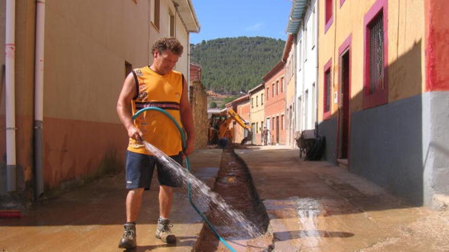 Un operario limpia una calle afectada por las obras en Arrabalde