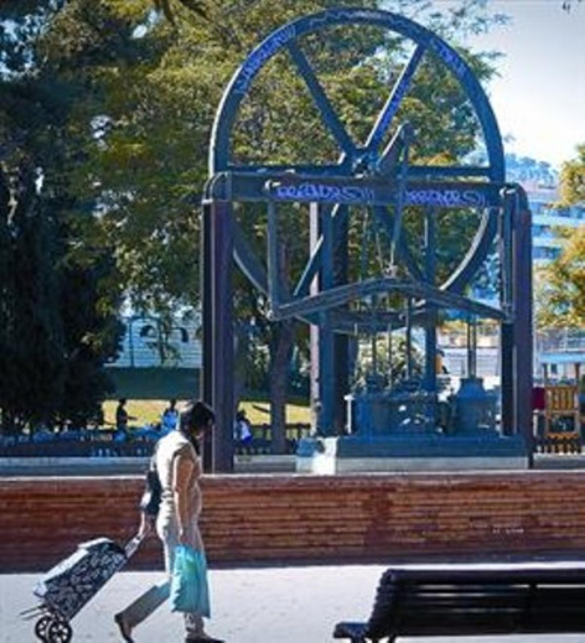 En el parque 8 La rueda evoca el pasado industrial de Sant Andreu.