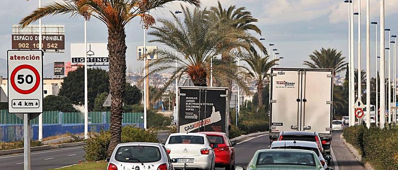 Tráfico en el acceso a Torrevieja por la CV-905. | JOAQUÍN CARRIÓN