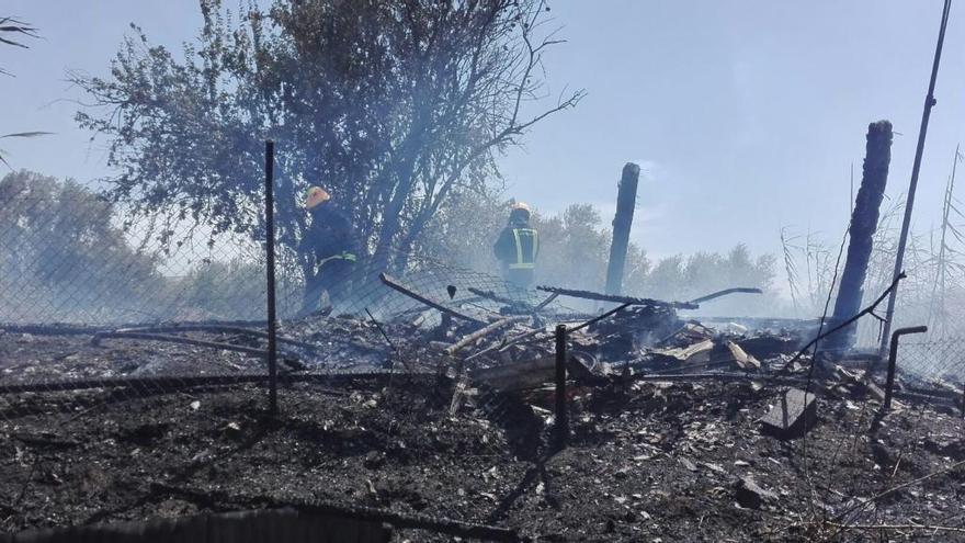 Bomberos trabajando ayer en Santa Rosalía.