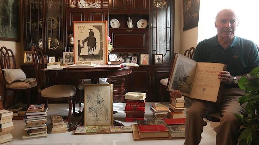 Francisco García, con algunos de los quijotes y libros relacionados con el hidalgo de su colección.