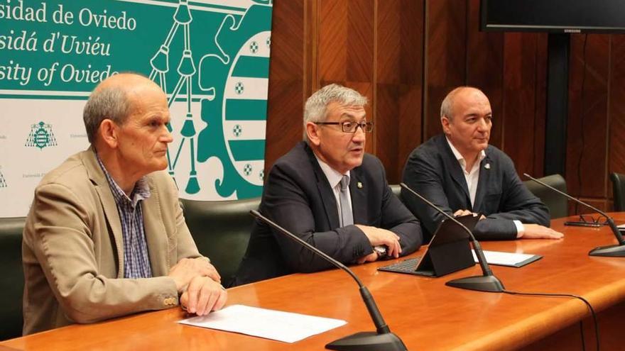 Por la izquierda, Emilio Martínez Mata, Santiago García Granda y Enrique Jaimez, durante la presentación del proyecto.