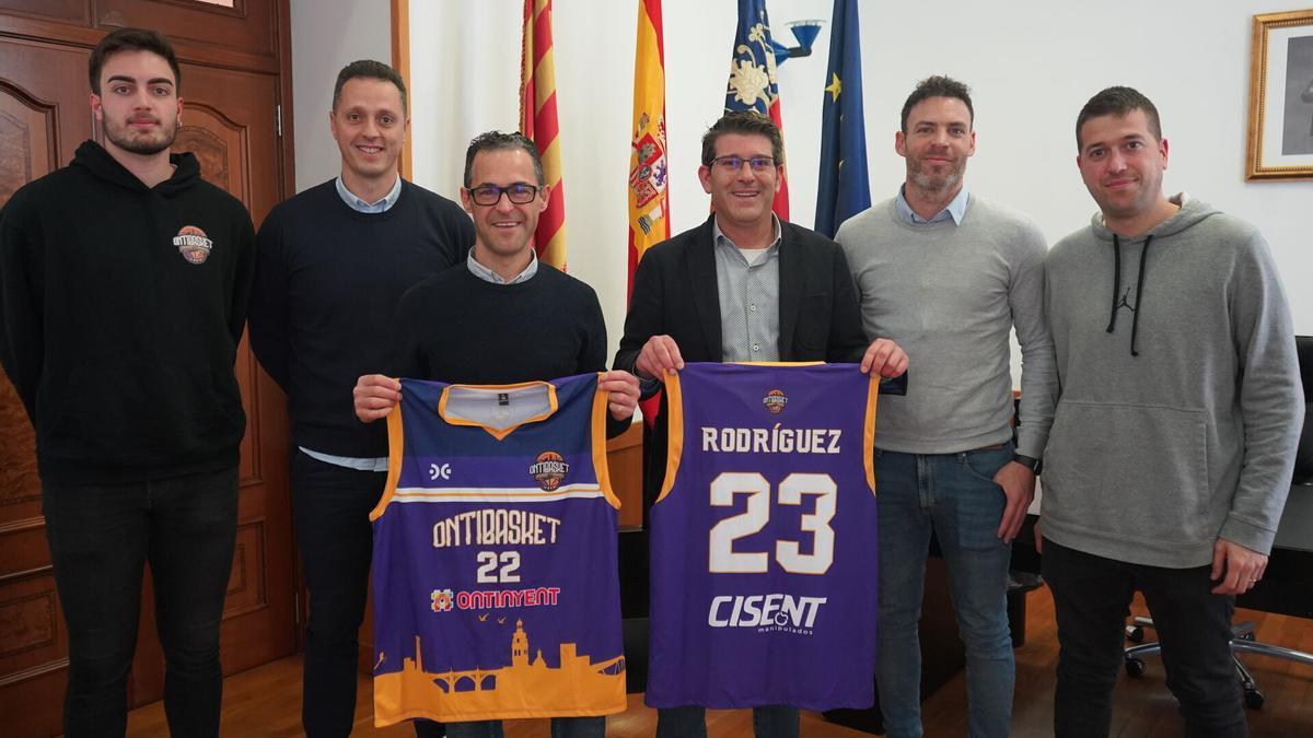 Gandia y Rodríguez con el club Ontibasket, organizador del torneo Ontour.