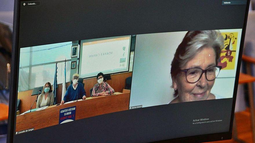 Marina Gilabert participó desde Madrid, por videoconferencia, en el acto del salón de plenos.