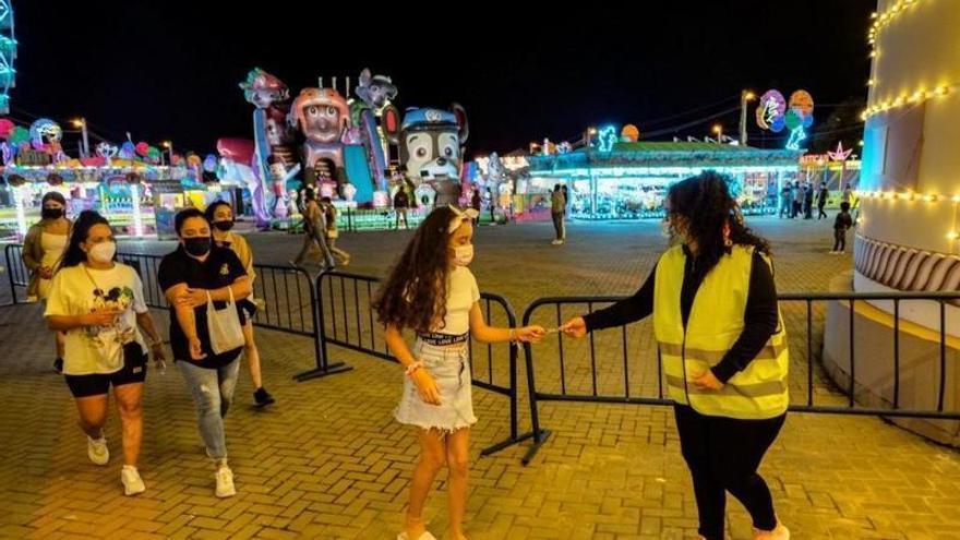 Una niña devuelve la tarjeta que se entrega al entrar.