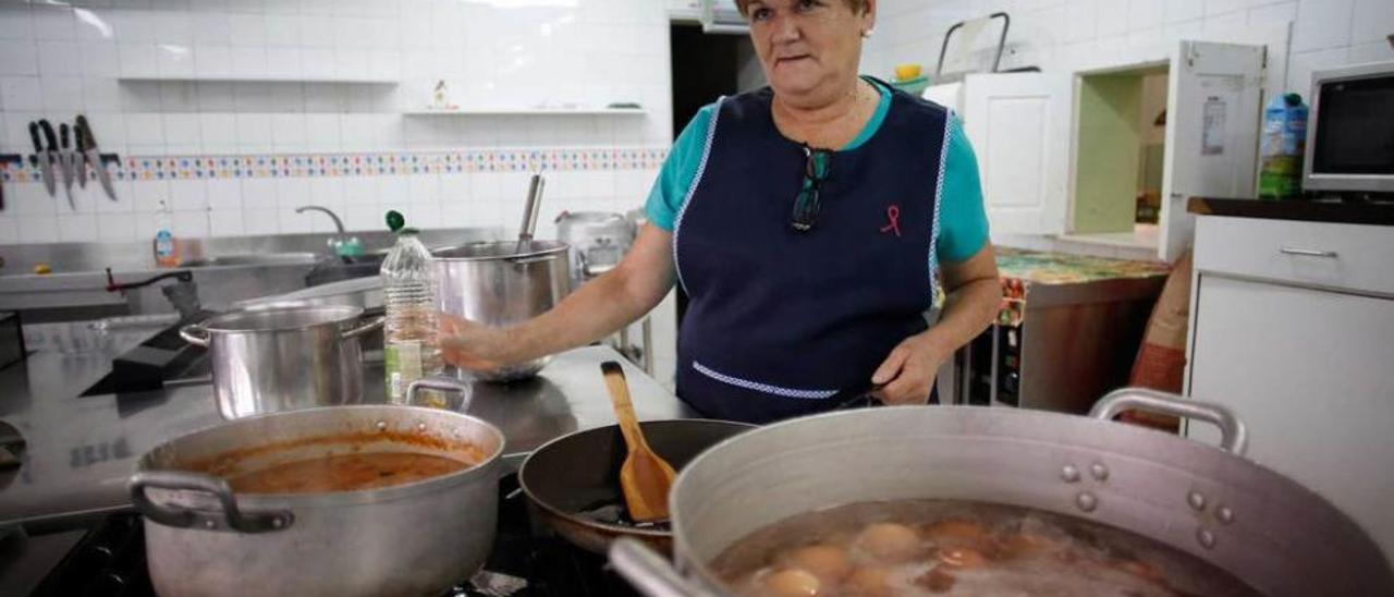 Rosi Rubio, rodeada de potas en la cocina del colegio de La Carriona.