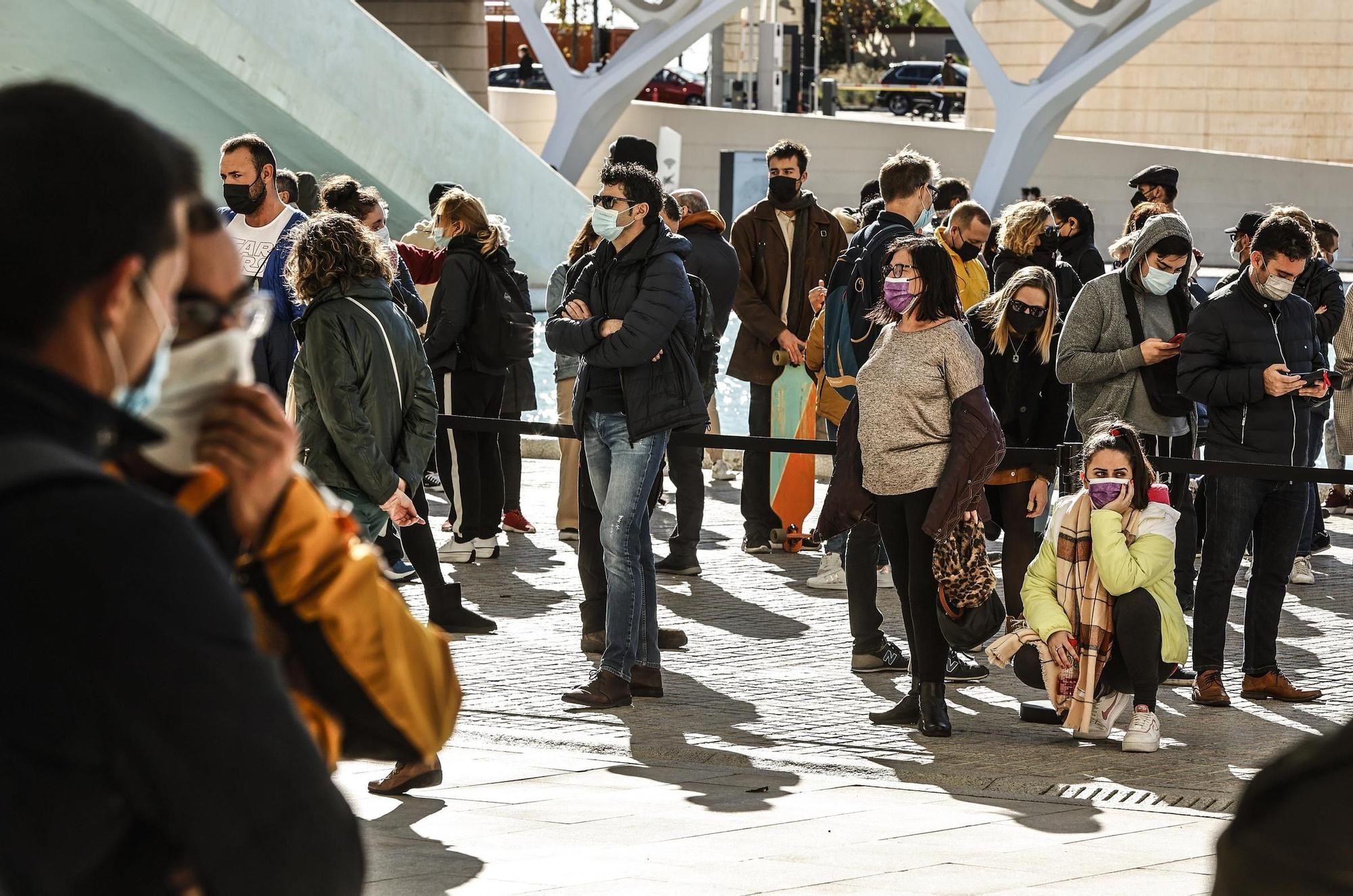 Varias personas hacen cola para recibir la vacuna contra el Covid-19, en un dispositivo situado junto al Museo de las Ciencias de València, a 3 de diciembre de 2021, en València, Comunidad Valenciana (España).