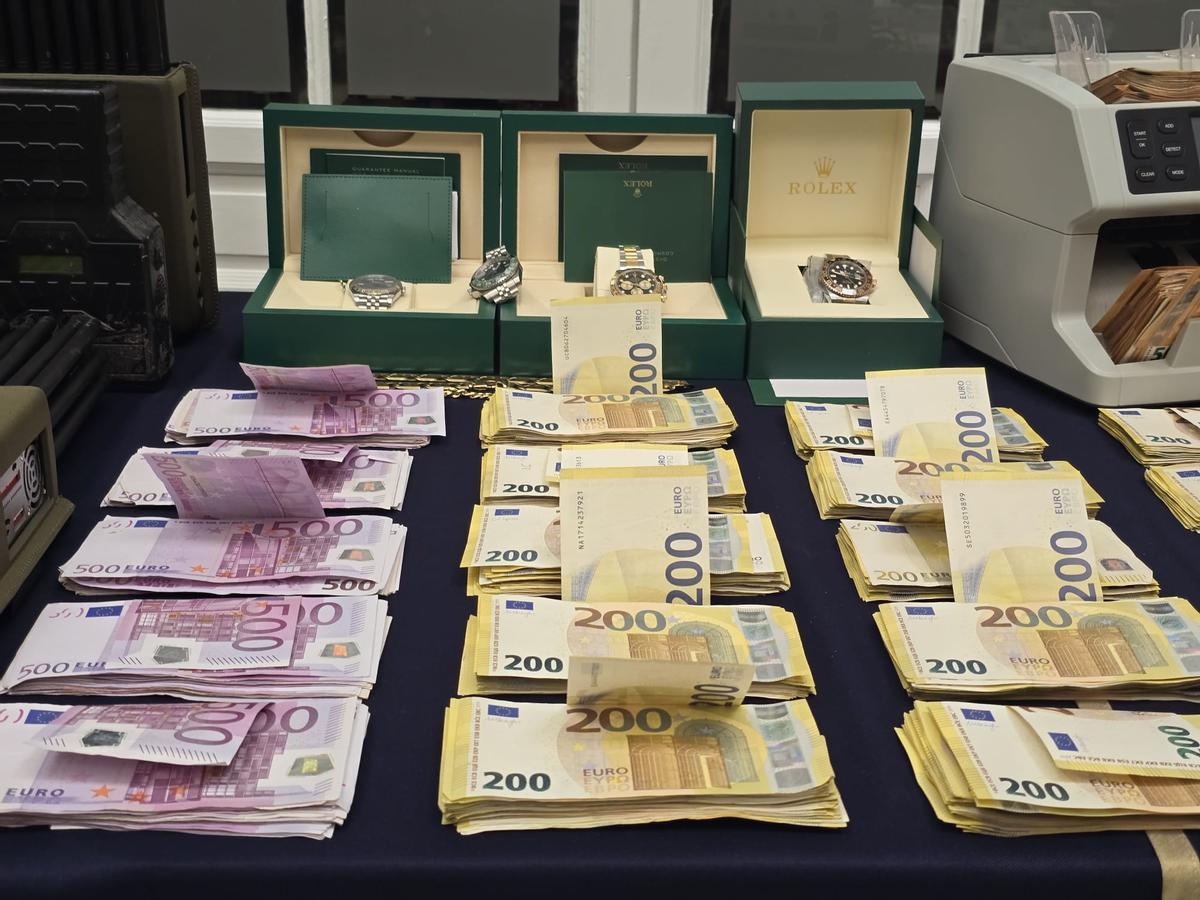 Dinero y relojes de alta gama incautados en la operación Sombra Negra.