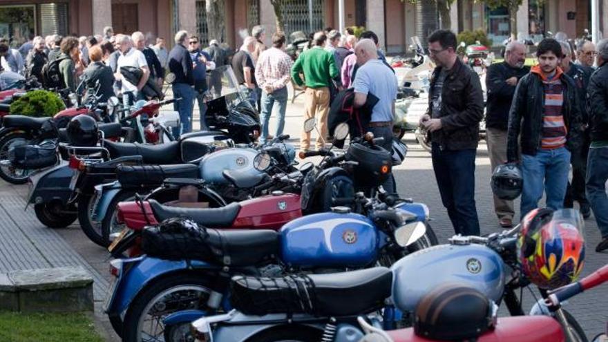 Exhibición de motos clásicas en la plaza Mayor de Llaranes