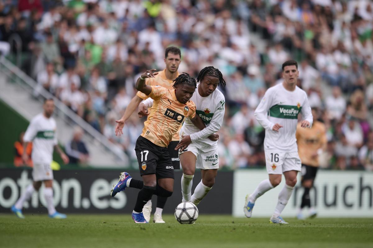 Largie Ramazani of Valencia CF competes for the ball with Buba Sangare of Elche CF during the Spanish League, LaLiga EA Sports, football match played between Elche CF and Valencia CF at Estadio Manuel Martinez Valero on April 11, 2026 in Elche, Alicante, Spain. AFP7 11/04/2026 ONLY FOR USE IN SPAIN. Francisco Macia / AFP7 / Europa Press;2026;SPAIN;SPORT;ZSPORT;SOCCER;ZSOCCER;Elche CF v Valencia CF - LaLiga EA Sports