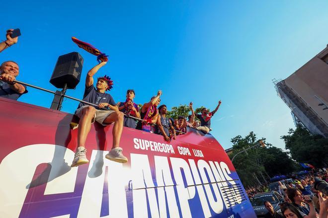 ¡De locos! Las mejores imágenes de una ciudad entregada al Barça