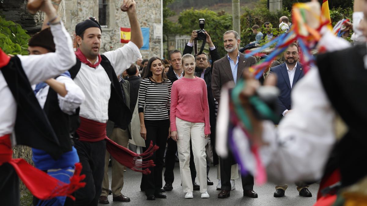 Cadavedo se viste de gala para recibir la visita de los reyes y la princesa Leonor