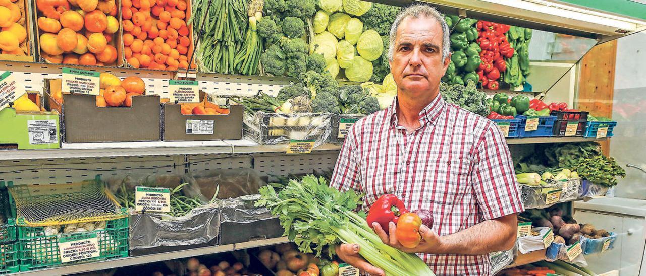 José Antonio Rico, en una tienda de venta de productos ecológicos de Alicante.