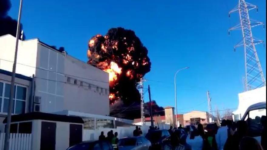 Trabajadores desalojados por el incendio en Fuente del Jarro