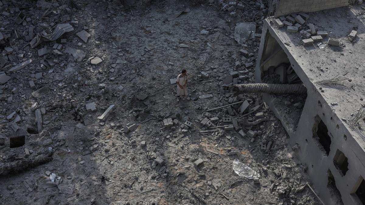 Un palestino inspecciona los destrozos causados por un ataque israelí en la Franja de Gaza.