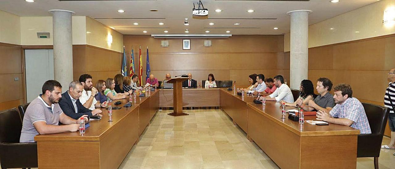 La corporación municipal de Tavernes, con Sergi González ya de alcalde, pero con Víctor Borràs y Ximo Sansaloni aún como ediles.