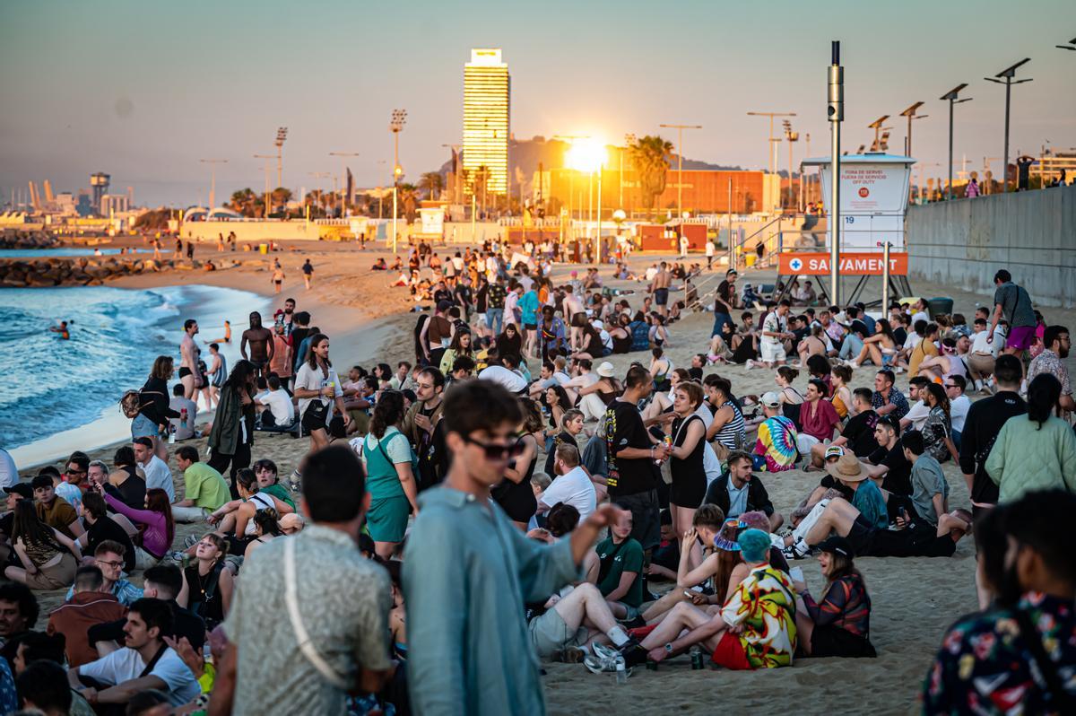 Gentío en el penúltimo día del Primavera Sound. Ambiente de after en la playa de Llevant tras el cierre del Primavera Sound.