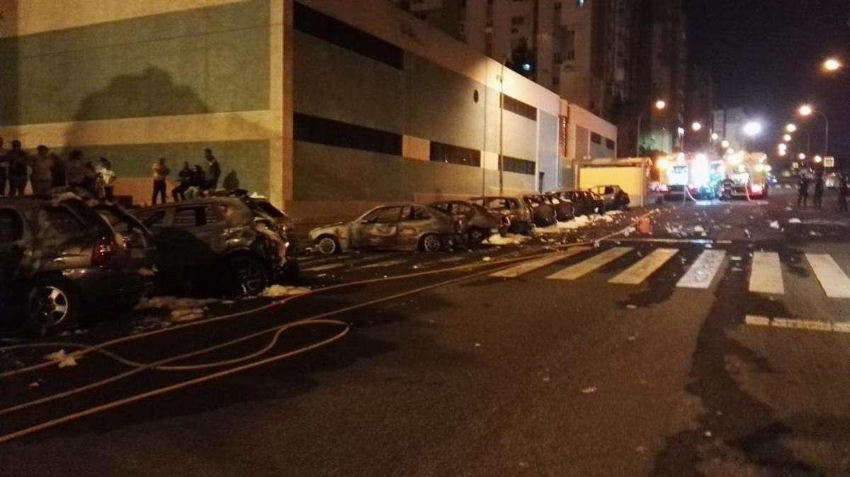 Un fuego calcina 26 coches en Jinámar Un fuego calcina 26 coches en Jinámar