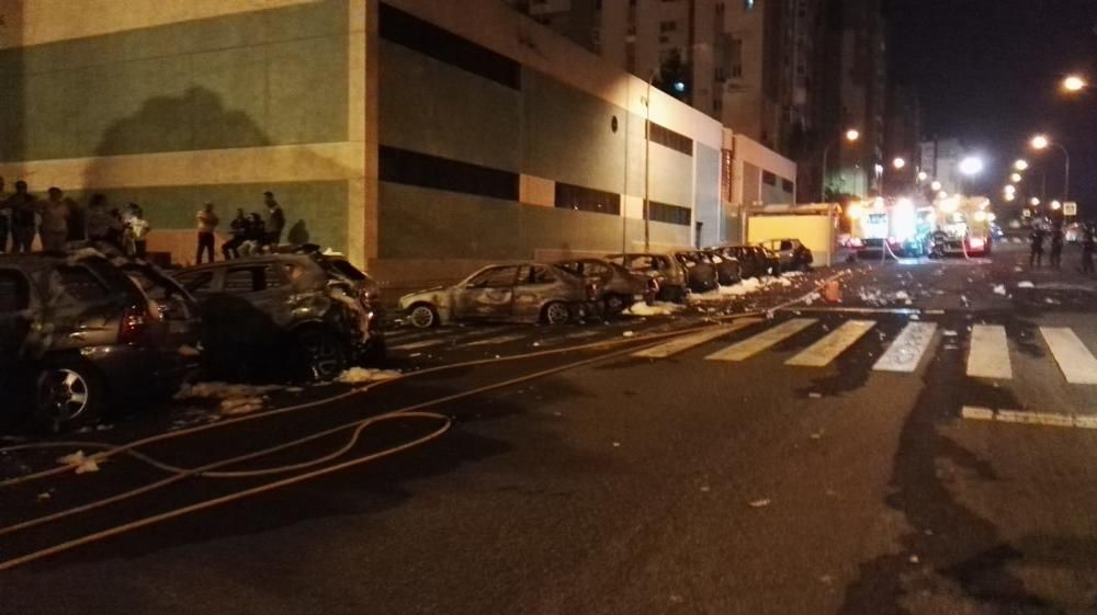 Un fuego calcina 26 coches en Jinámar