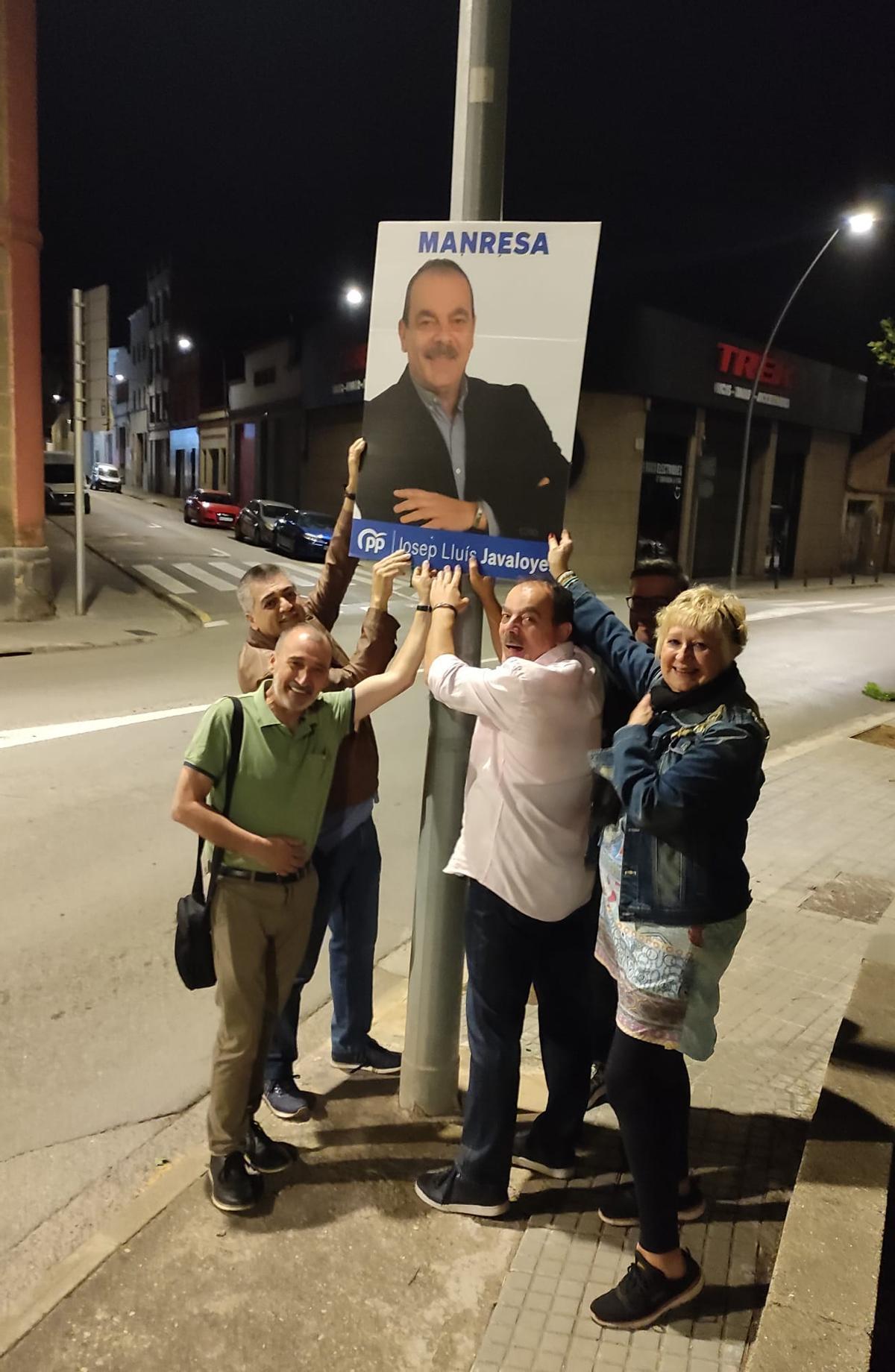 Representants del PP a Manresa durant la penjada de cartells