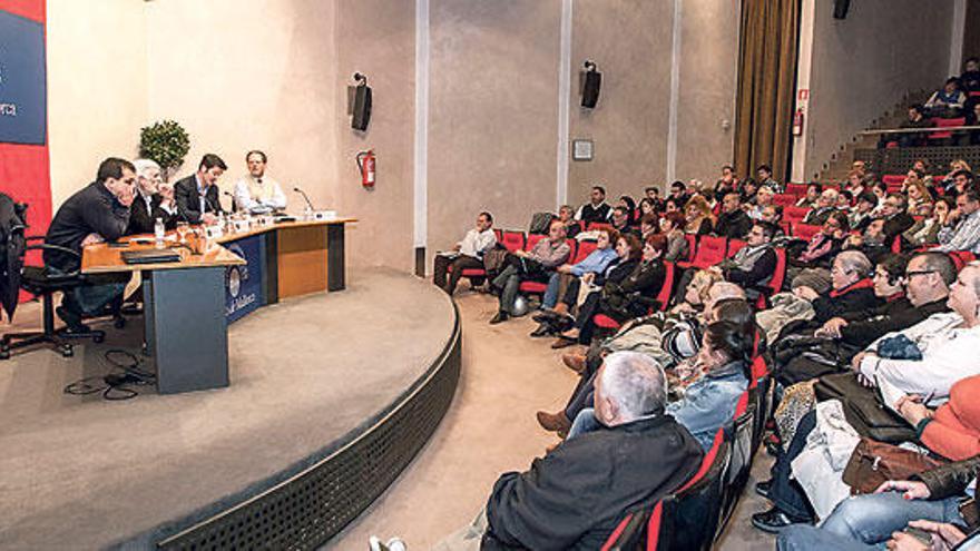 Numeroso público asistió ayer a la charla del Club.