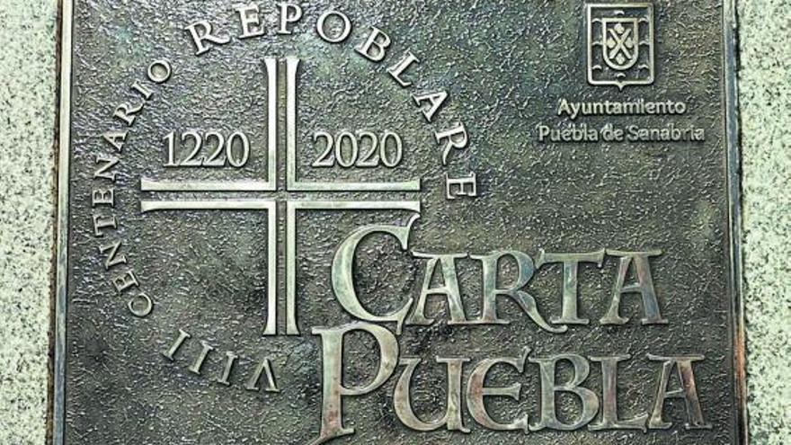 Placa conmemorativa del VIII Centenario de la Carta Puebla. | Fotos cedidas a L. O. Z.