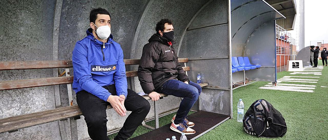 El entrenador, Iván Fernández, a la izquierda, en el partido del pasado fin de semana.