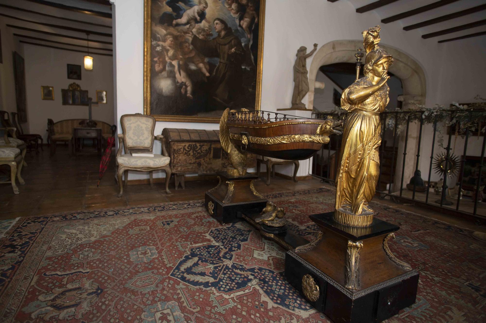 Una casa de antiguedades de Xàtiva saca a la venta la cuna del rey Alfonso XII