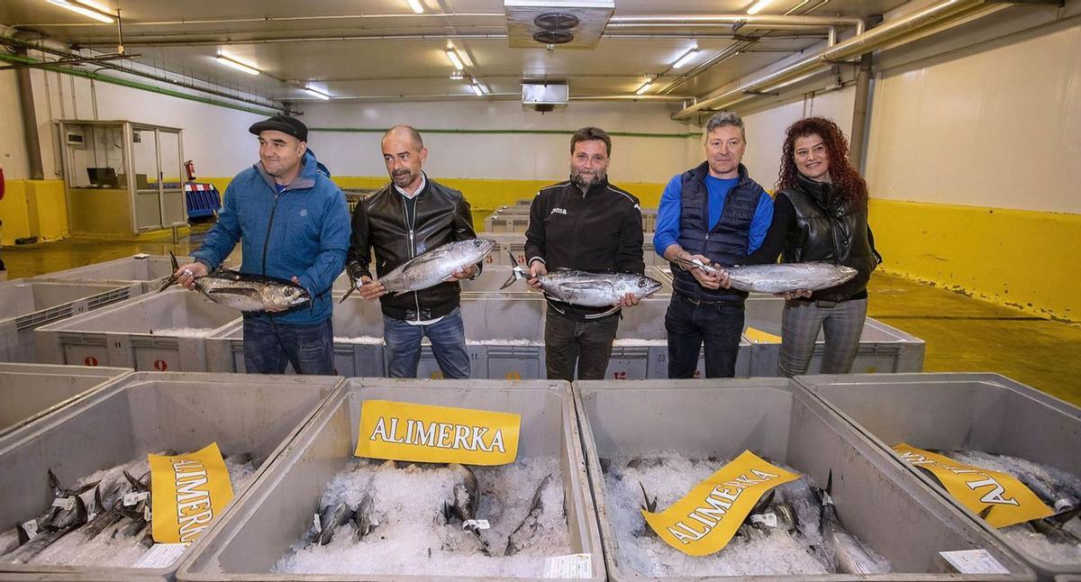 Armando Prendes, responsable de pesca de ALIMERKA (segundo por la izquierda) junto a los armadores y patrones de los barcos.