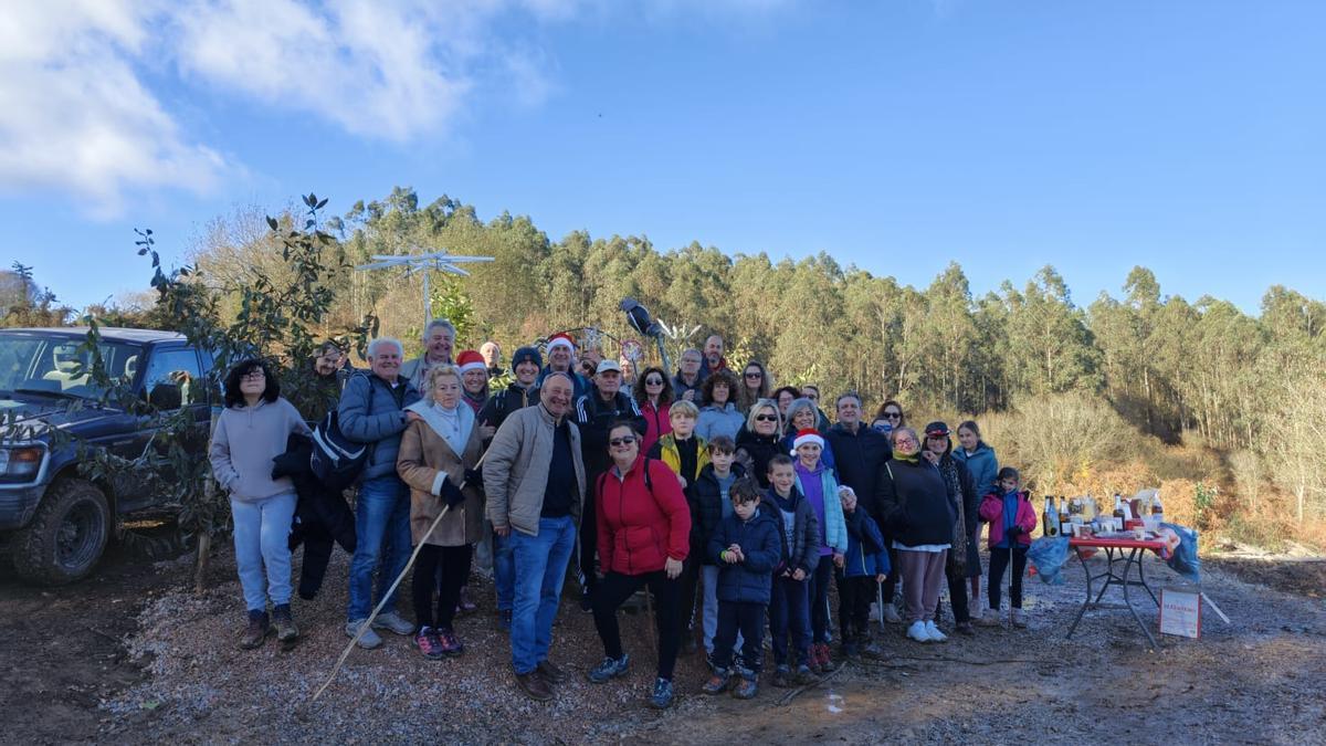 Los participantes en la ruta, en lo alto del cerro