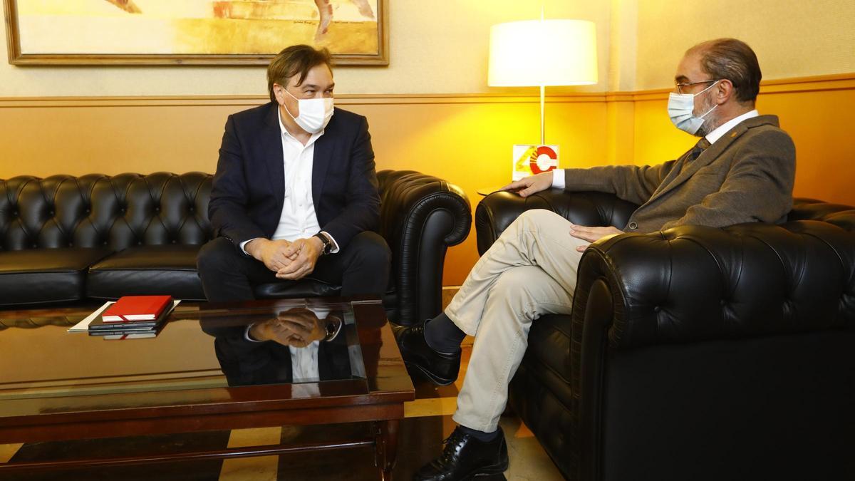 Una imagen de archivo de un encuentro entre Tomás Guitarte y Javier Lambán cuando este último era presidente del Gobierno de Aragón.