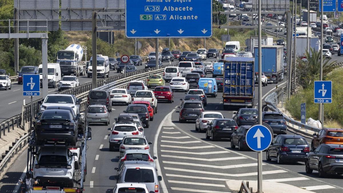 Colas y retenciones de vehículos a la altura del Nudo de Espinardo, en la A-30