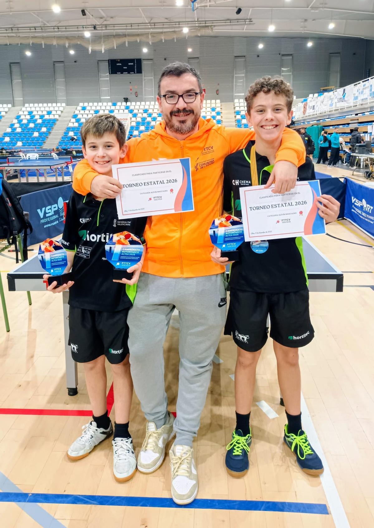 Los hermanos Ribelles con su entrenador, Gorka Fernández.