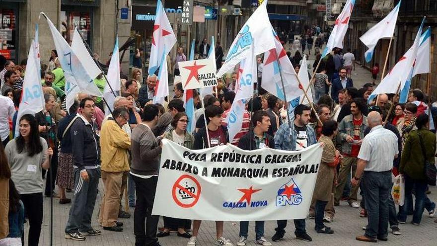 Participantes en esta concentración pidiendo la república gallega en la plaza de A Peregrina.