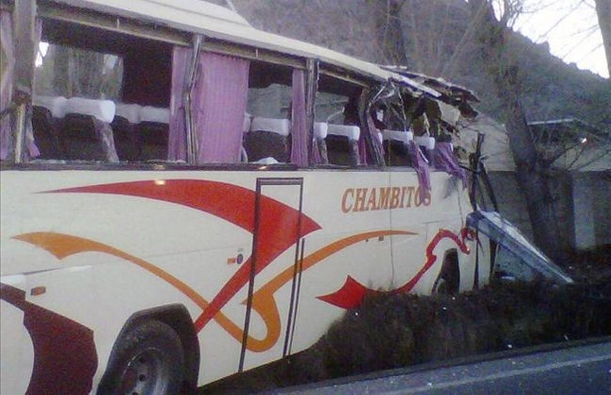 Estat en què ha quedat l’autobús sinistrat a Xàtiva. Estat en què ha quedat l’autobús sinistrat a Xàtiva.