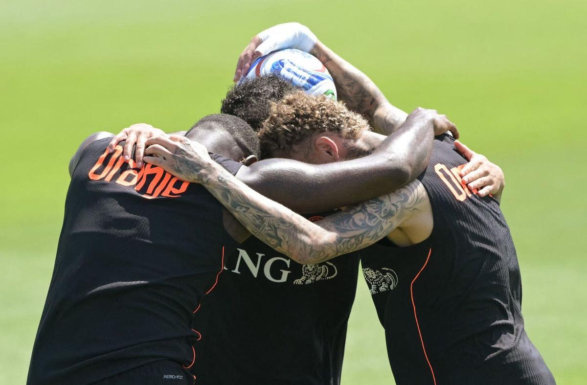 Lutsharel Geertruida, Justin Kluivert y Noa Lang se felicitan tras una jugada.