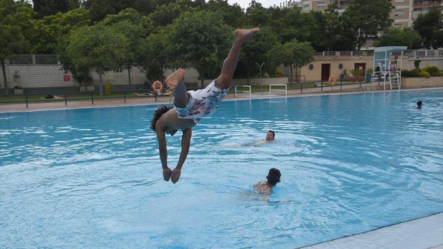 Zaragoza pone a punto las piscinas de verano