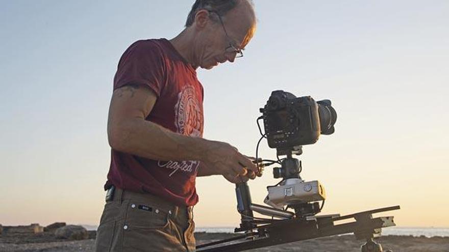 Kamera, WLan, I-Pad - und ganz viel Geduld: Christian Glanzmann beim Fotografieren