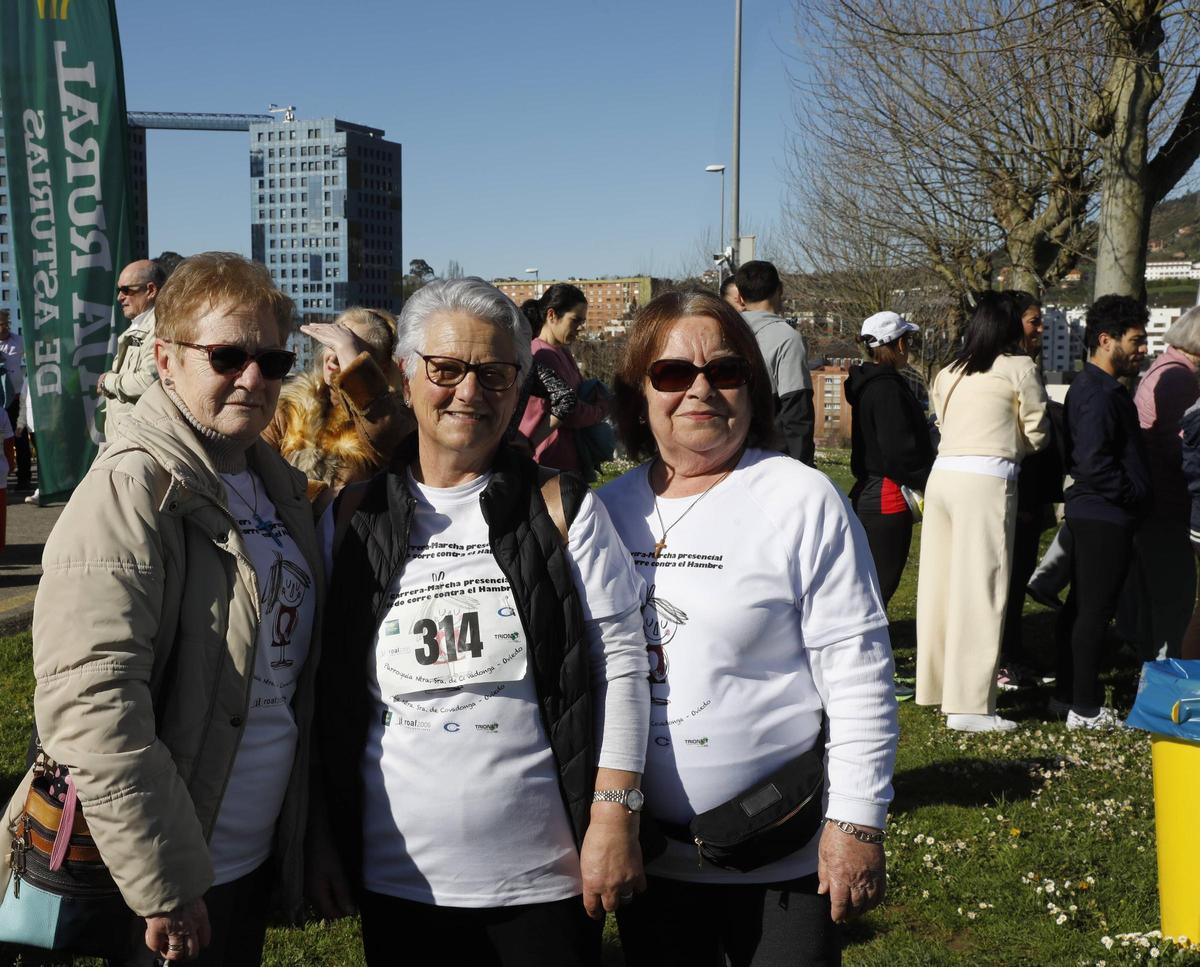 Lourdes González, Carmen Alonso y Aurora Fernández, participantes en el evento solidario.