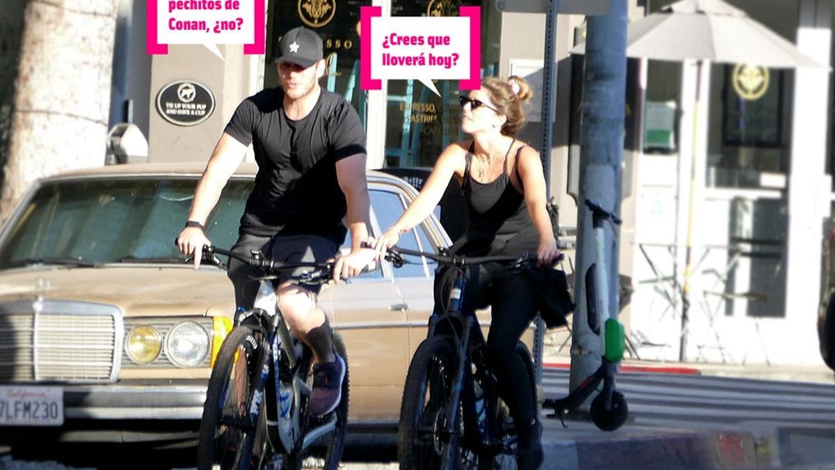 Chris Pratt y Katherine Schwarzenegger montando en bicicleta