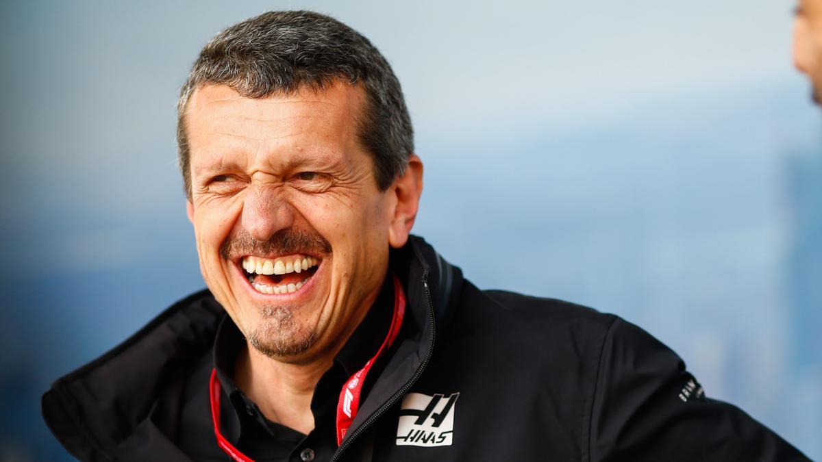 Guenther Steiner, jefe del equipo Haas F1 Team, riéndose en algún momento de la temporada.