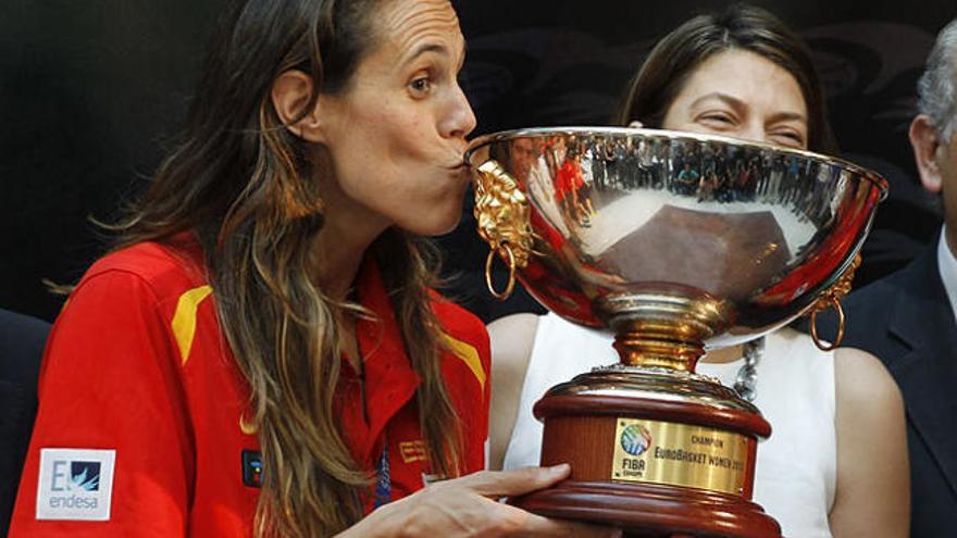 Amaya Valdemoro, con el trofeo de la Eurocopa 2013.