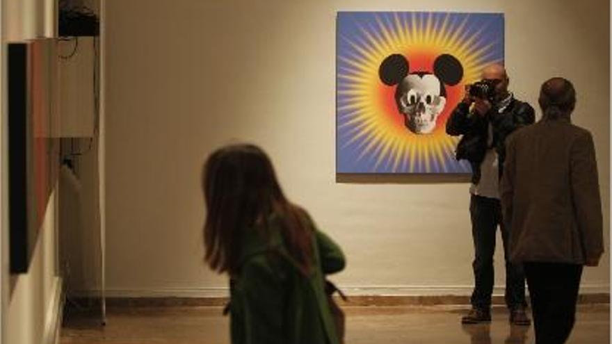 Algunos visitantes, ayer, en la exposición &quot;Noves donacions&quot;.