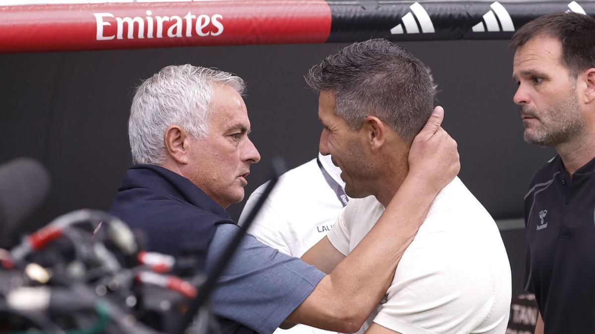 Mourinho saluda a Funes, antes del partido