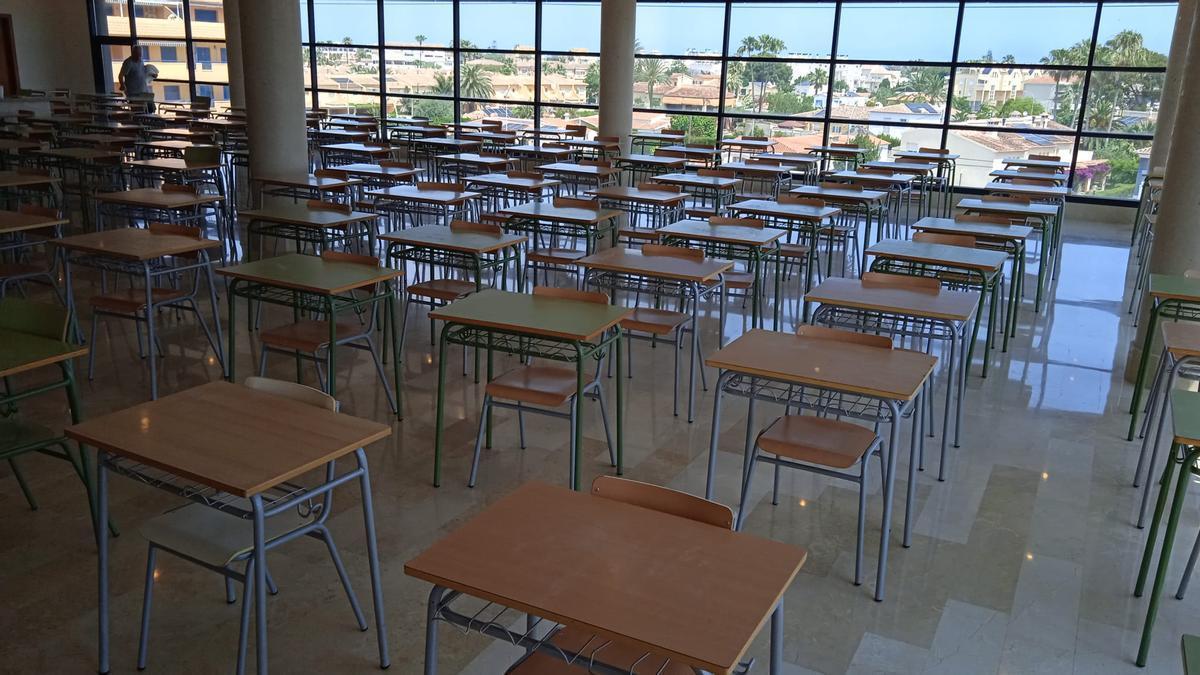 Una de las salas del CdT que ya tienen los pupitres alineados y dispuestos