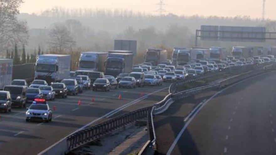 L&#039;accident va causar cues quilomètriques durant diverses hores.