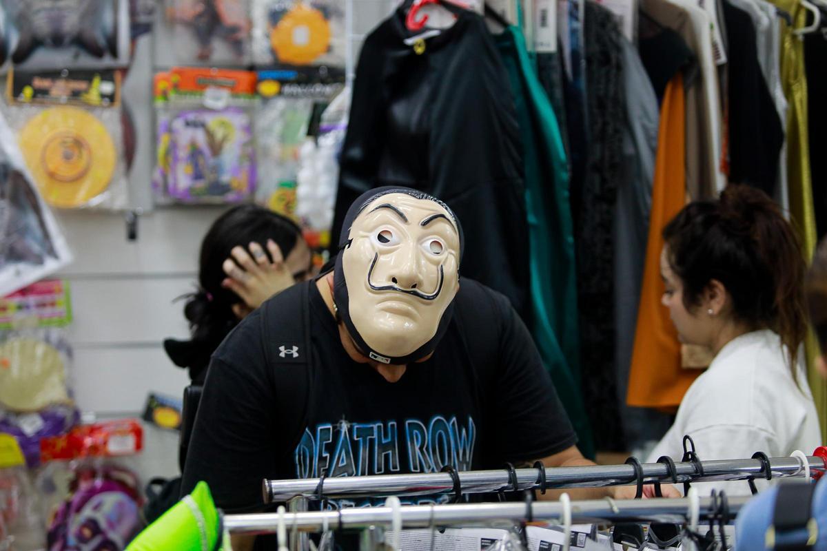 Un joven con la máscara de los ladrones de la popular serie 'La casa de papel'.