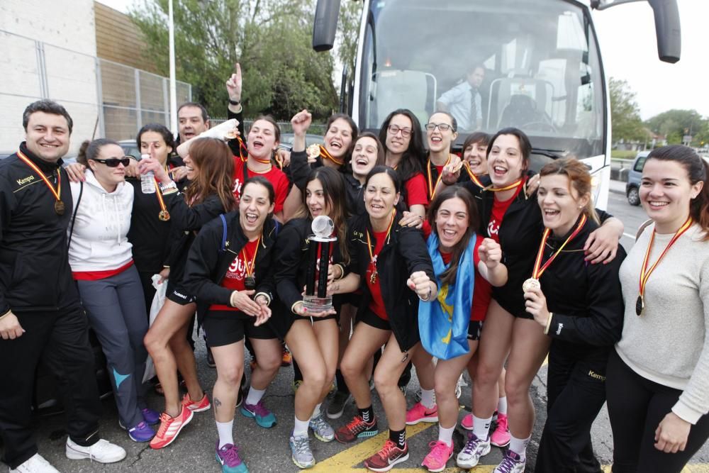 Llegada a Gijón de las jugadoras del Mavi